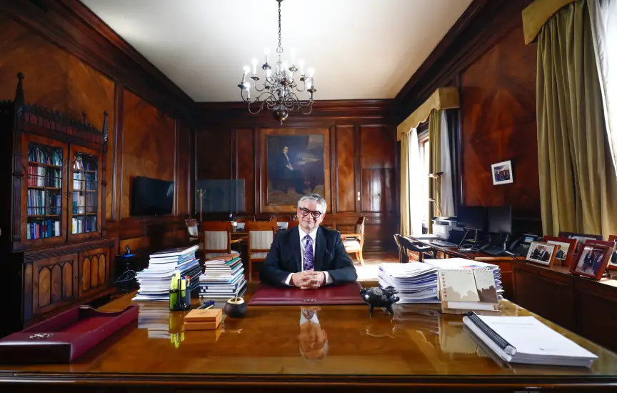 Ministro Mario Marcel en su despacho
